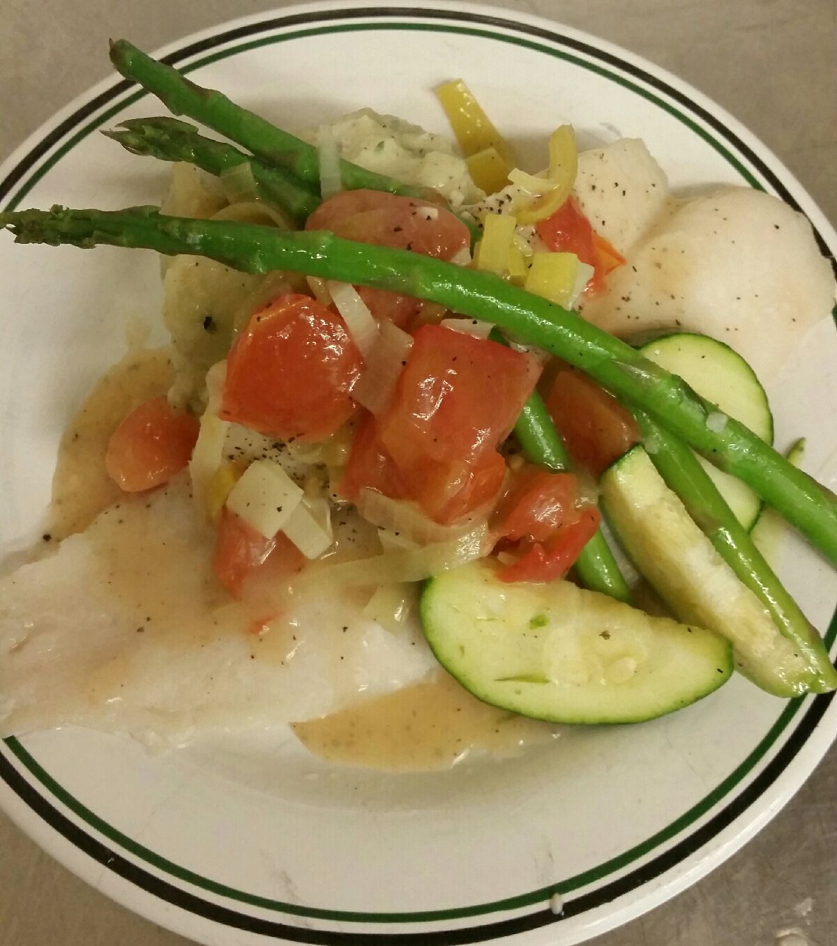 Roasted fish with tomato and leek sauce, asparagus and mashed potatos